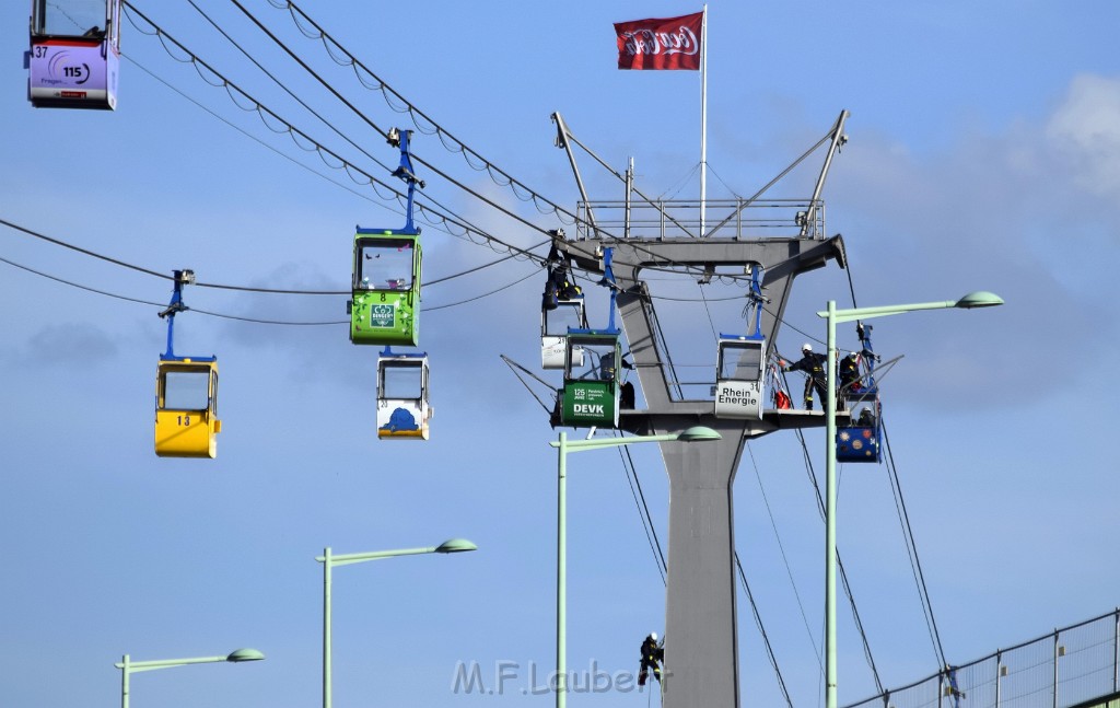 Koelner Seilbahn Gondel blieb haengen Koeln Linksrheinisch P513.JPG - Miklos Laubert